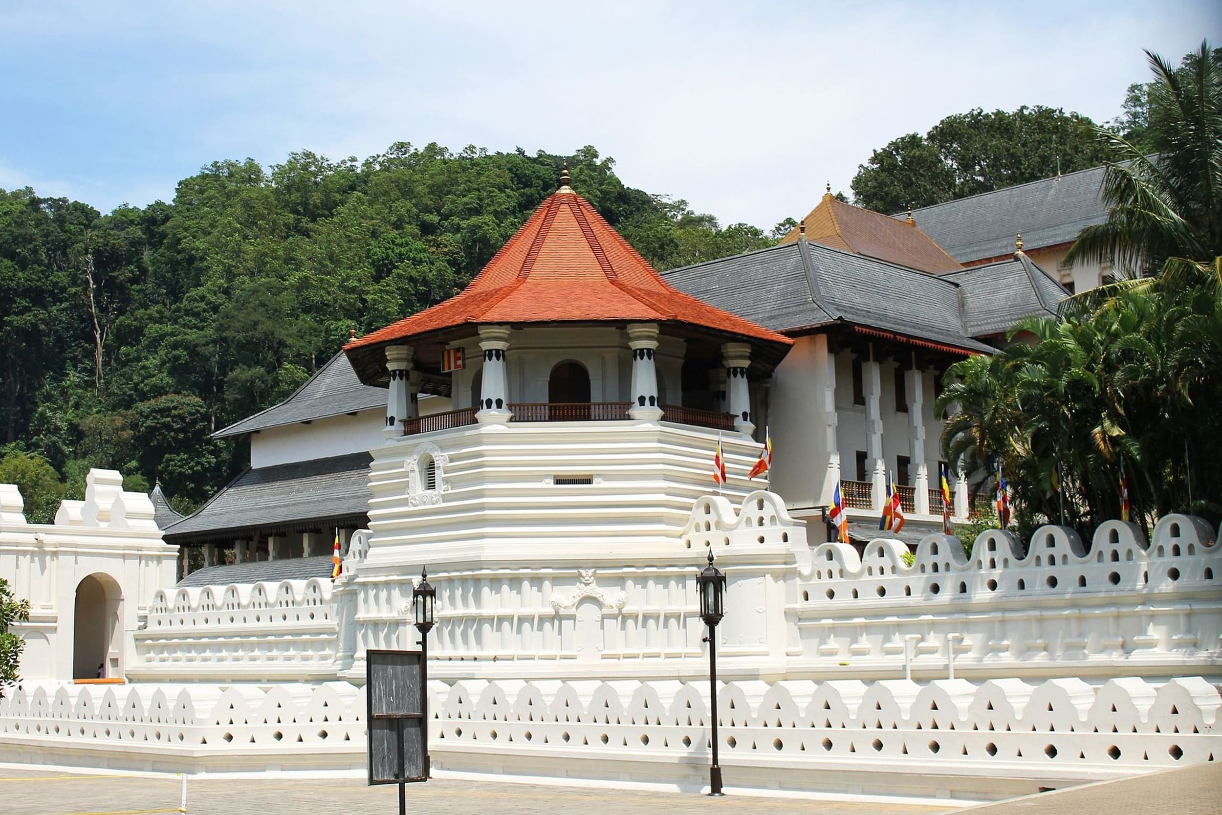 6_days_kandy_tooth_temple https://srilankatourdriverwithcar.com/wp-content/uploads/2019/12/6_days_kandy_tooth_temple.jpg