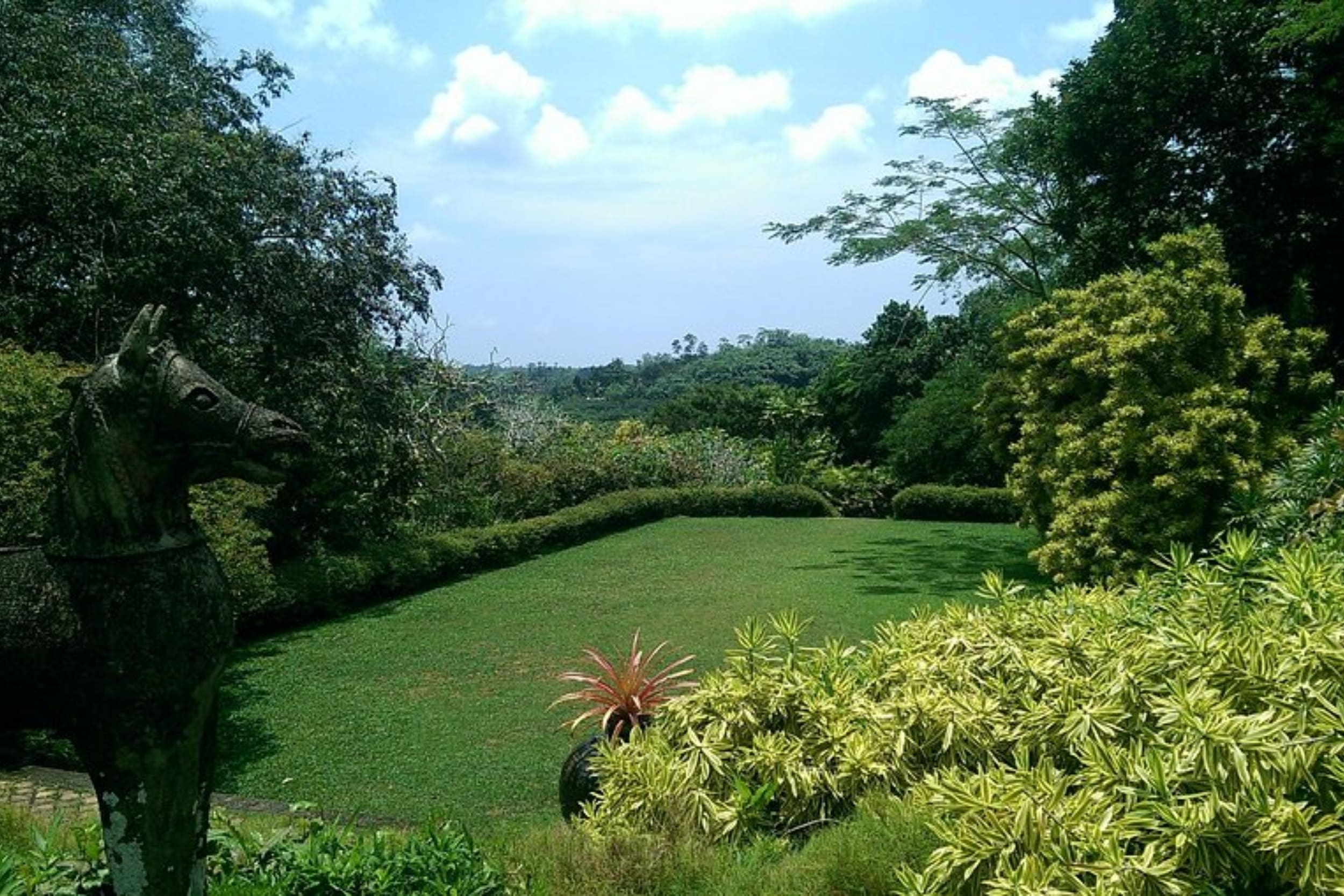 brief-garden-by-bevis-bawa-in-bentota-sri-lanka https://srilankatourdriverwithcar.com/wp-content/uploads/2025/05/brief-garden-by-bevis-bawa-in-bentota-sri-lanka.jpg