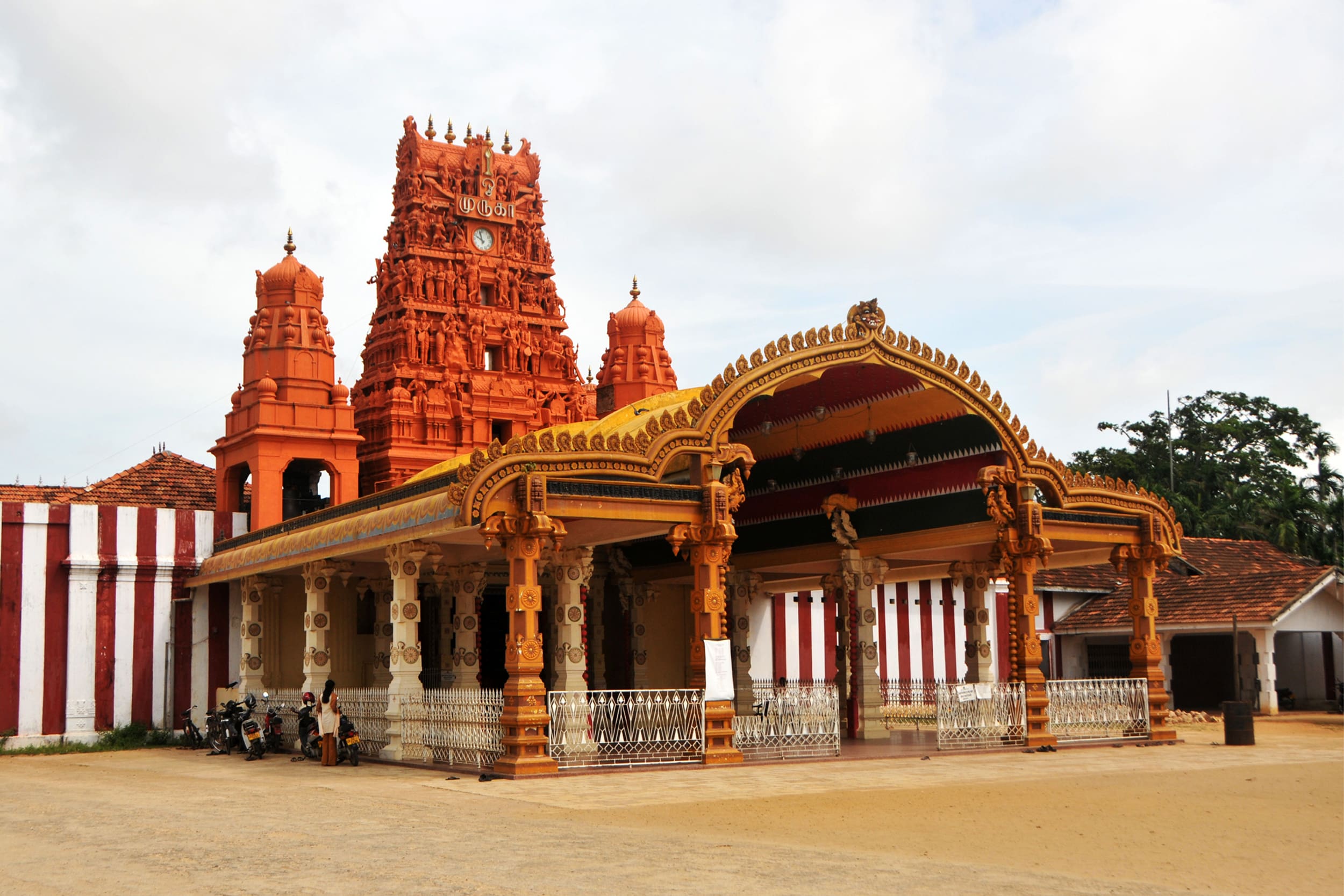 https://srilankatourdriverwithcar.com/wp-content/uploads/2025/10/nallur-kandaswamy-kovil-jaffna.jpg